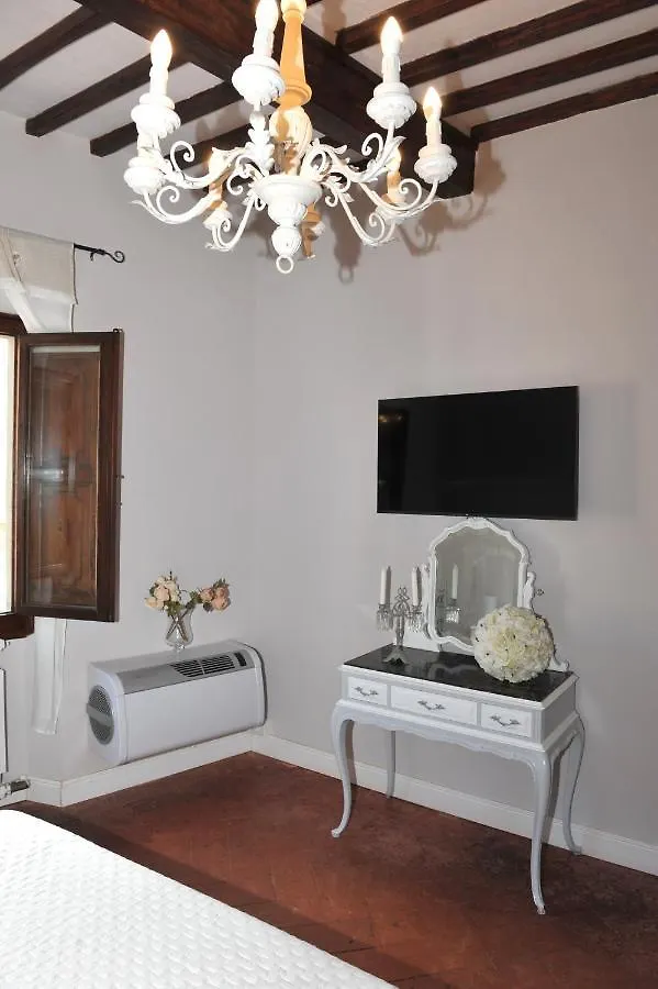 Hotel Dimora Sotto la Rocca San Miniato 0*,  Italia